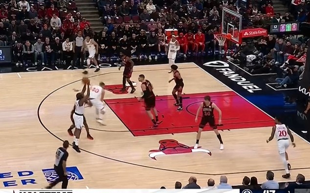 开云体育下载-梅开二度？哈登侧翼三分出手 再度投出三不沾