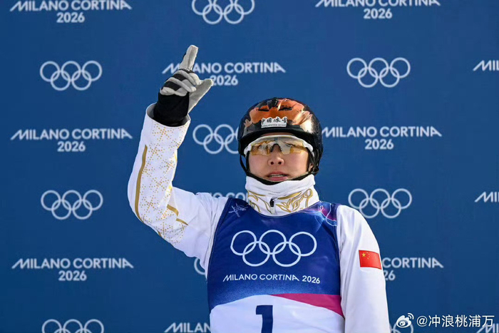 开云官网-冬奥冠军徐梦桃重返浪姐舞台|冬奥会|卫冕冠军|冬奥冠军综艺|运动员跨界|乘风2026_新浪体育_新浪新闻